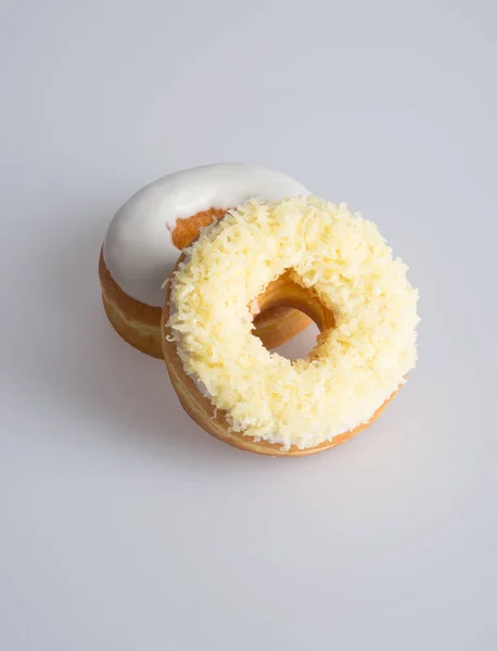 Donut ou saboroso donut no fundo . — Fotografia de Stock