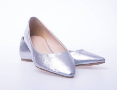 Ayakkabı. Bir arka plan üzerinde gümüş renkli moda kadın ayakkabı.