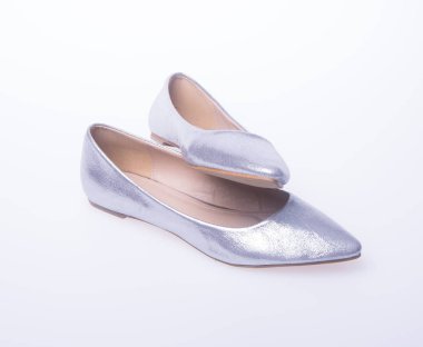 Ayakkabı. Bir arka plan üzerinde gümüş renkli moda kadın ayakkabı.