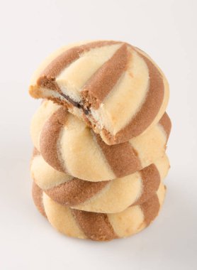 Beyaz arka plan üzerinde çikolata tanımlama bilgilerini veya ezmesi kurabiye.