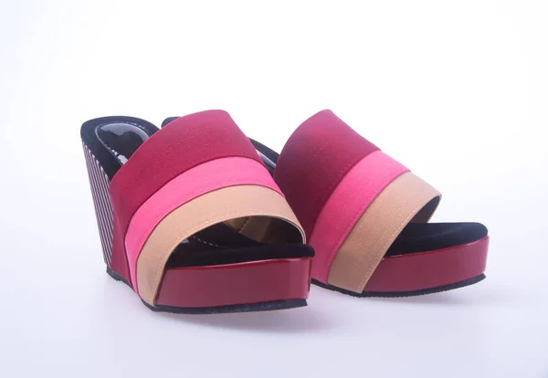 Zapato. zapatos de mujer rojos y de moda sobre un fondo . — Foto de Stock