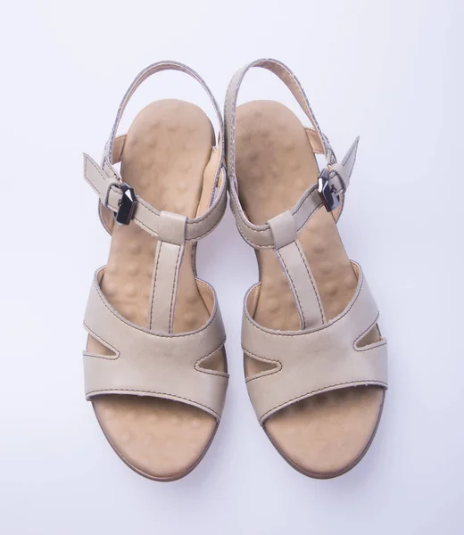 Ayakkabı. Bir arka plan üzerinde kahverengi renk moda kadın ayakkabı. — Stok fotoğraf