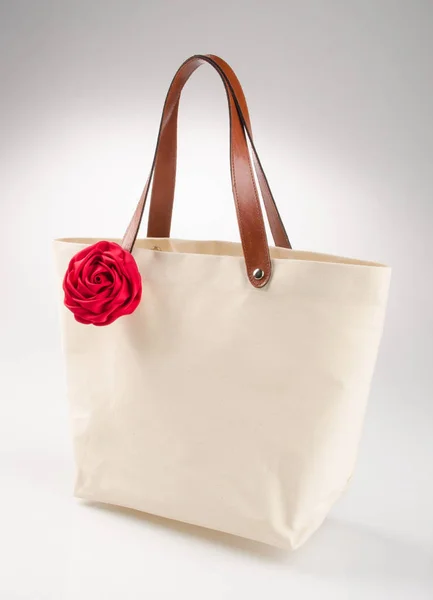 Сумка або сумка для покупок з трояндою на фоні . — стокове фото