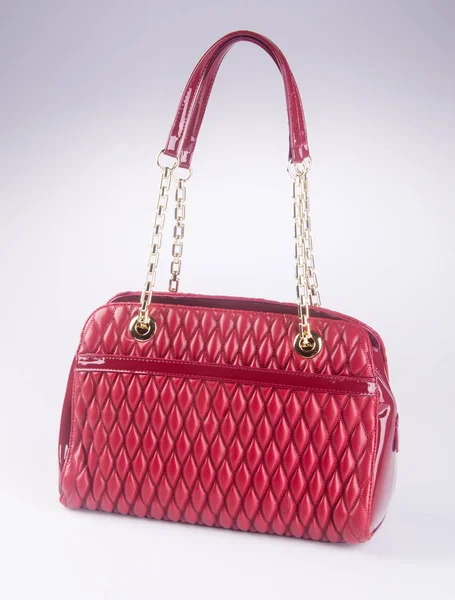 Bolsa. bolso de mujer de moda de color rojo sobre fondo . — Foto de Stock