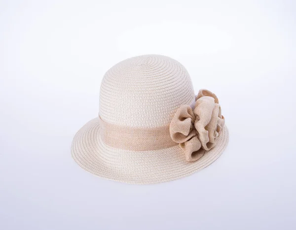 Chapeau pour dame ou joli chapeau de paille avec fleur . — Photo