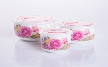 Seramik gıda konteyner arka plan üzerinde veya gıda kabı.