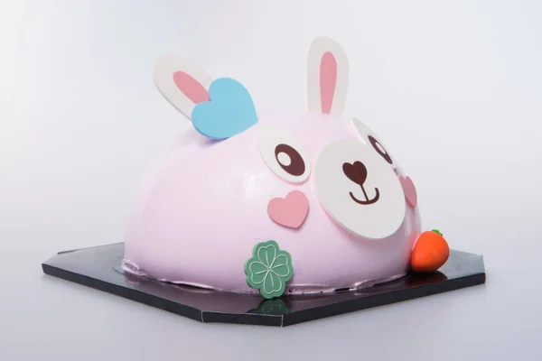 Pastel o pastel de conejo de Pascua sobre un fondo . —  Fotos de Stock