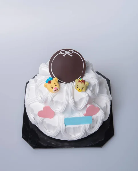 Bolo ou bolo de aniversário em um fundo . — Fotografia de Stock