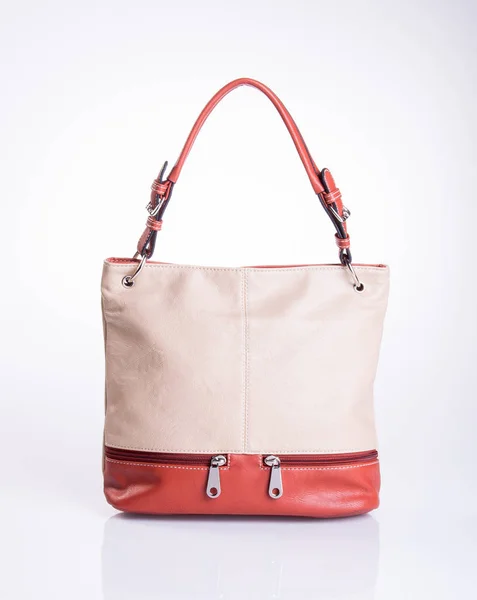 Borsa o borsa donna in pelle marrone su sfondo . — Foto Stock