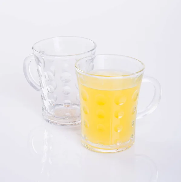 Orangensaft in Gläsern auf weißem Hintergrund. — Stockfoto
