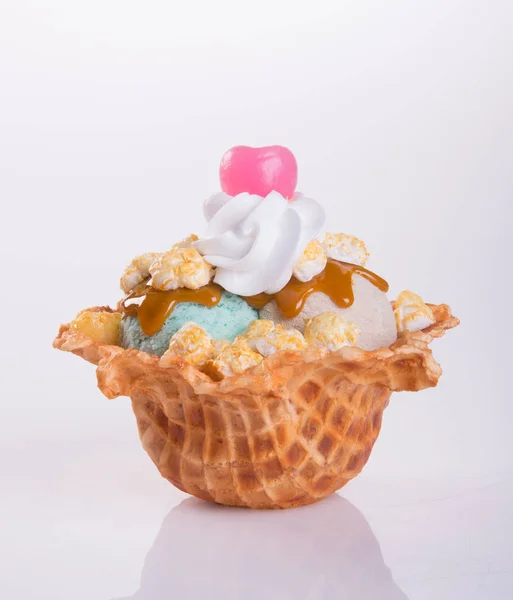 Gombóc fagylalt, vagy kevert fagylalt a háttérben. — Stock Fotó