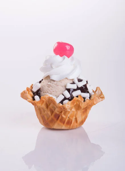 Ice cream scoop or chocolate ice cream sundae. — Stock Photo, Image