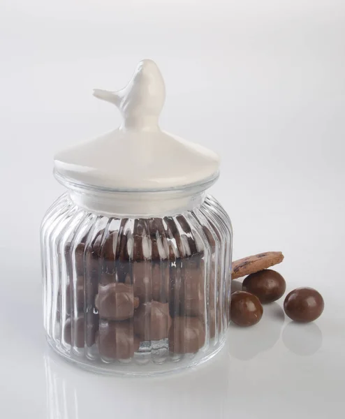 Vaso o vaso di vetro con palla di cioccolato sullo sfondo . — Foto Stock