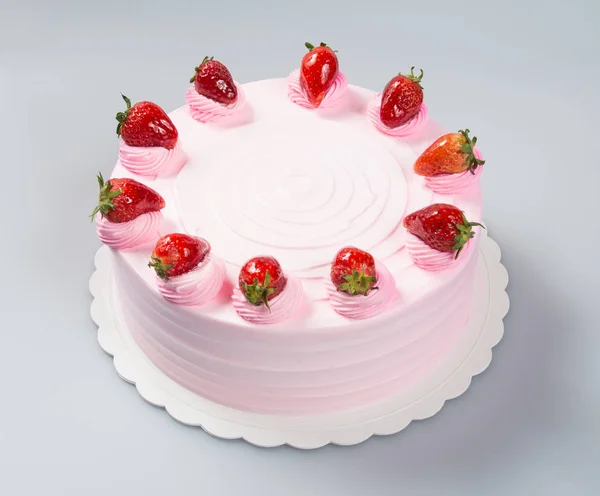 Taart of cake met aardbeien op een achtergrond. — Stockfoto