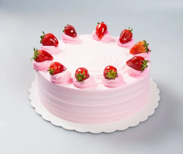 Torta o torta con fragole su uno sfondo . — Foto Stock