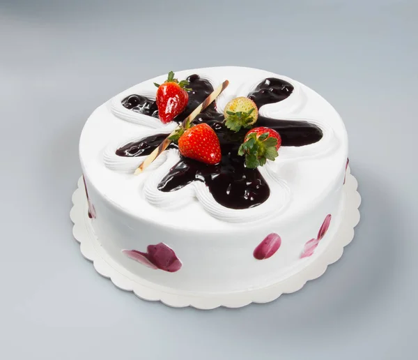 Gâteau ou gâteau aux fraises et chocolat sur fond . — Photo