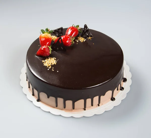 Pastel o pastel con fresas y chocolate sobre un fondo . — Foto de Stock