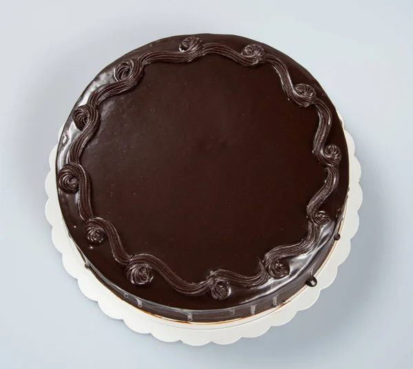 Bolo ou bolo de chocolate em um fundo . — Fotografia de Stock