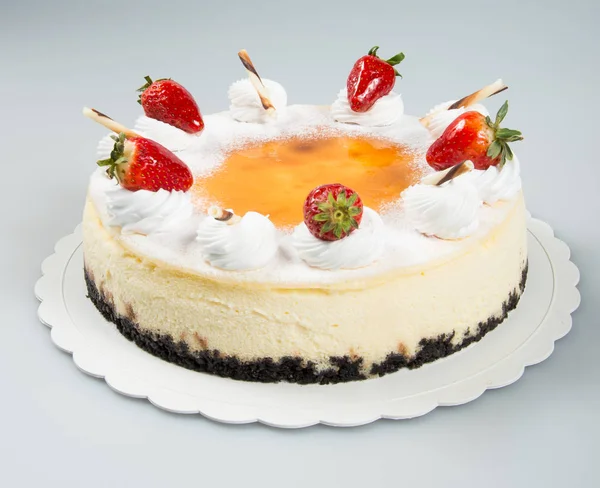Pastel o pastel con fresas sobre un fondo . — Foto de Stock