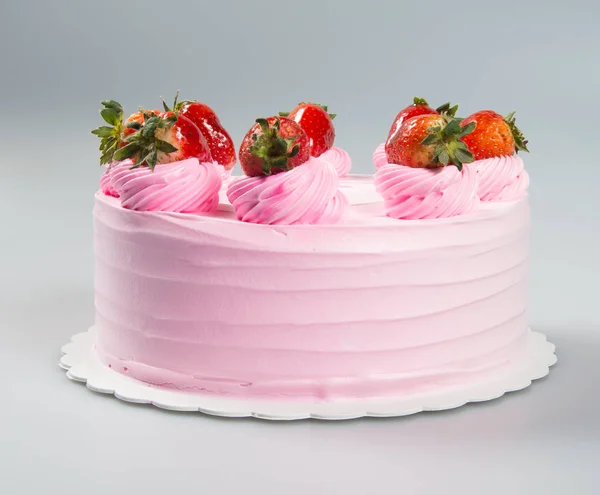 Pastel o pastel con fresas sobre un fondo . — Foto de Stock