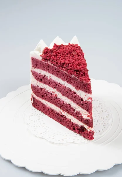 Gâteau ou tranche de gâteau sur un fond . — Photo