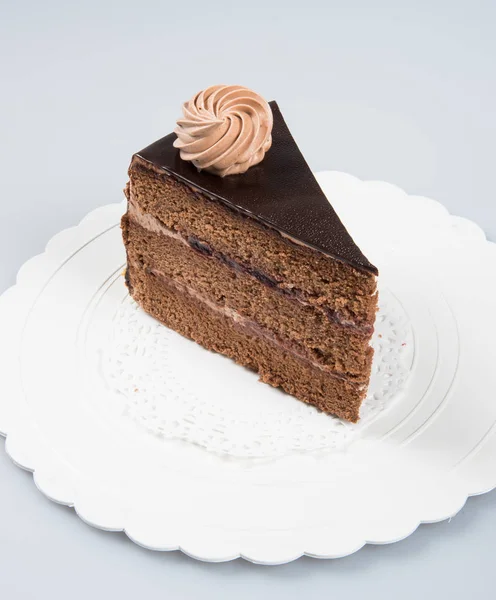 Pastel o rebanada de pastel de chocolate sobre un fondo . — Foto de Stock
