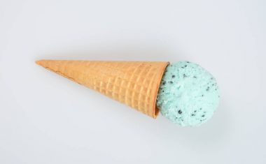 Dondurma koni ya da dondurma arka planda.