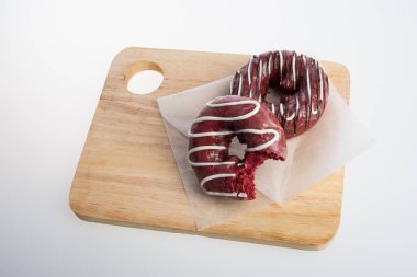 çörek veya çörek ısırık bir arka plan üzerinde eksik.