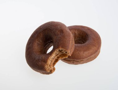 çörek veya çörek ısırık bir arka plan üzerinde eksik