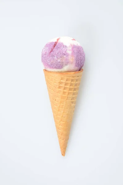 Cono de helado o helado en el fondo . — Foto de Stock