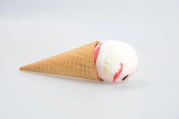 蛋卷冰淇淋或背景上的冰激淋. — 图库照片