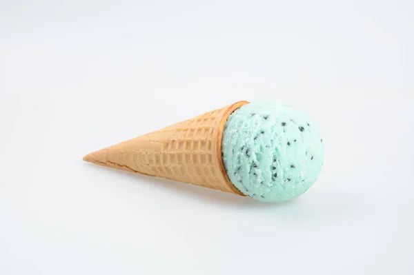 Cono de helado o helado en el fondo . — Foto de Stock