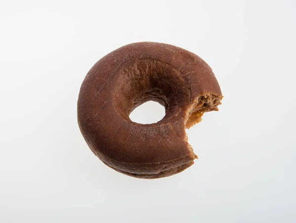 Donut ou donut com mordida em falta em um fundo . — Fotografia de Stock