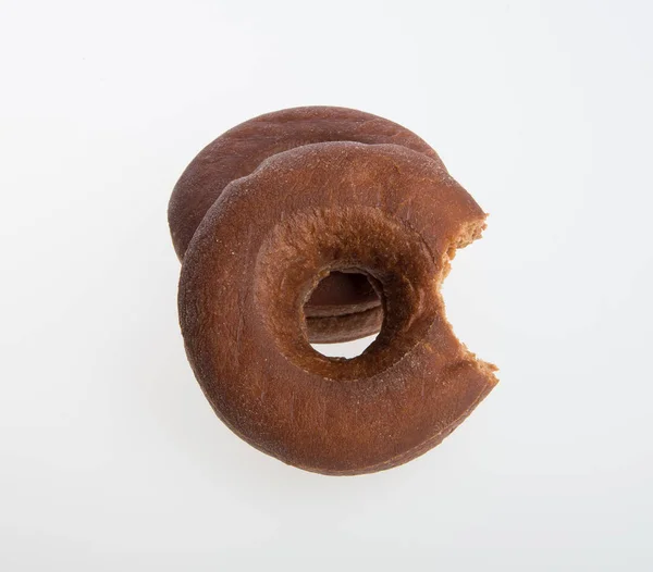 Donut ou donut com mordida em falta em um fundo . — Fotografia de Stock