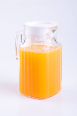 Portakal suyu ya da portakal suyu sürahisi arka plan üzerinde