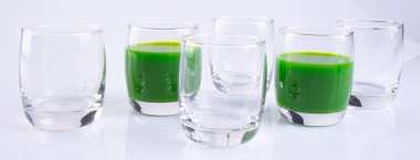 meyve suları veya arka plan üzerinde bardaklarda taze yeşil smoothie.