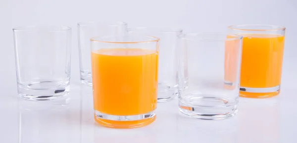 Χυμό Πορτοκαλιού Γυαλιά Στο Παρασκήνιο — Φωτογραφία Αρχείου