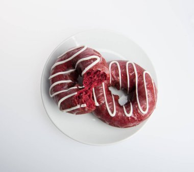 çörek veya çörek ısırık bir arka plan üzerinde eksik