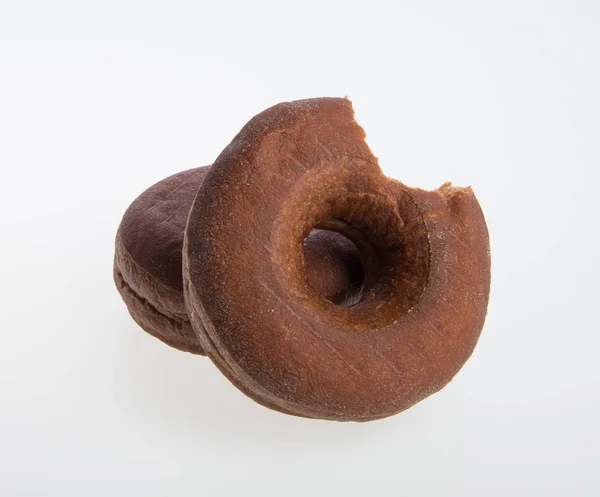 Donut ou donut com mordida em falta em um fundo . — Fotografia de Stock