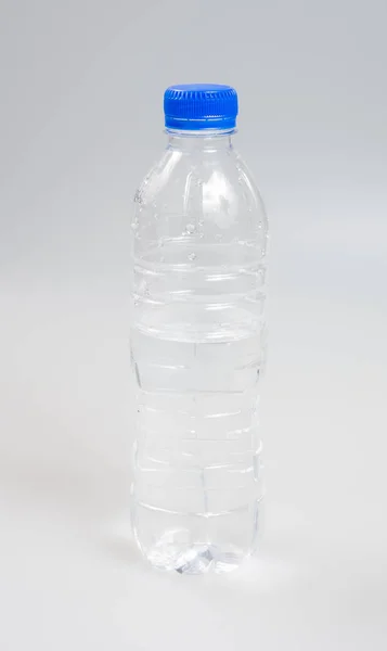 Água ou garrafa de água em um fundo . — Fotografia de Stock