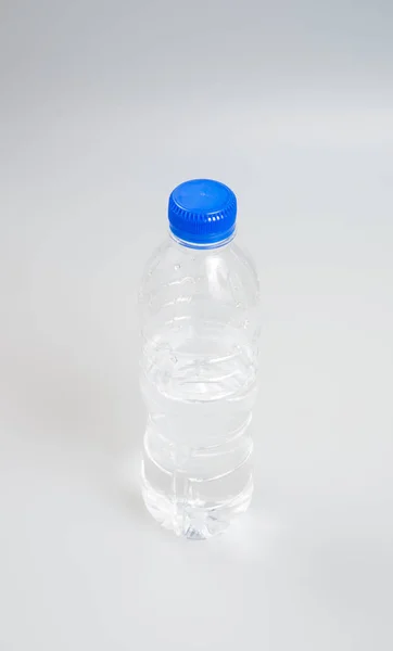 Водою або пляшку води на тлі. Ліцензійні Стокові Фото
