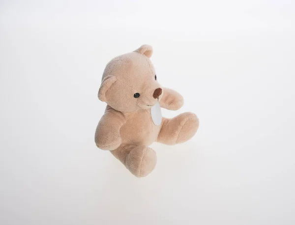 Urso de brinquedo ou brinquedo em um fundo . — Fotografia de Stock