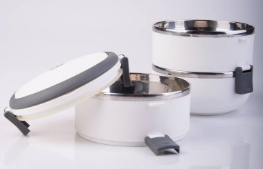 Gıda konteyner Tiffin veya arka plan üzerinde gıda taşıyıcı.