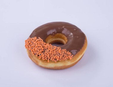 çörek veya bir arka plan üzerinde çikolatalı çörek.