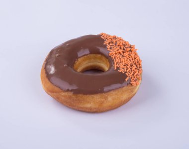 çörek veya bir arka plan üzerinde çikolatalı çörek.