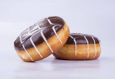 çörek veya bir arka plan üzerinde çikolatalı çörek.