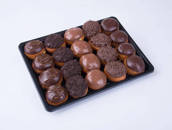 Ciambella o ciambella al cioccolato su uno sfondo . — Foto Stock