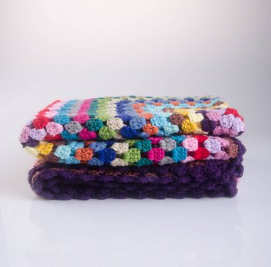 battaniye veya tığ işi battaniye bir arka plan üzerinde