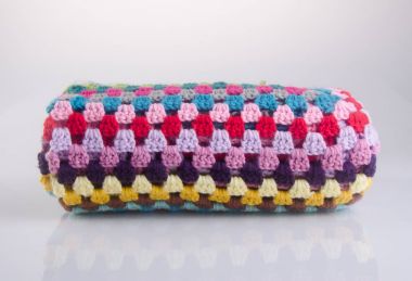 battaniye veya tığ işi battaniye bir arka plan üzerinde