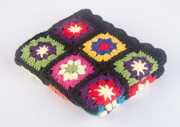 Cobertor ou manta de crochê em um fundo . — Fotografia de Stock